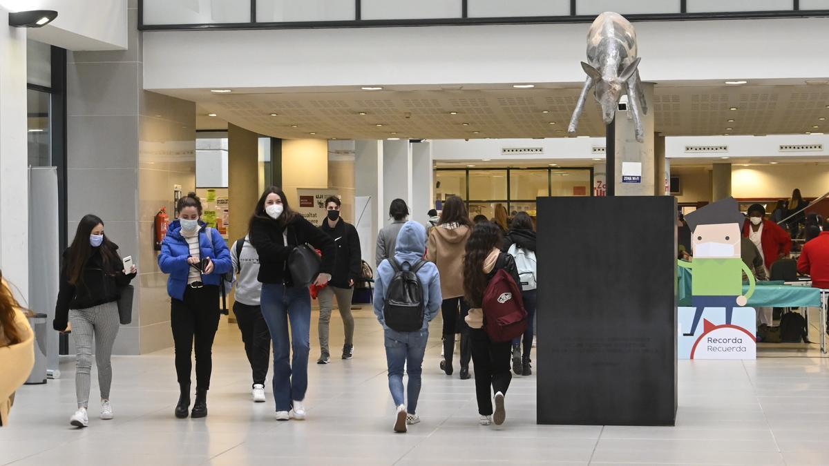 Imagen de archivo de estudiantes en la UJI.