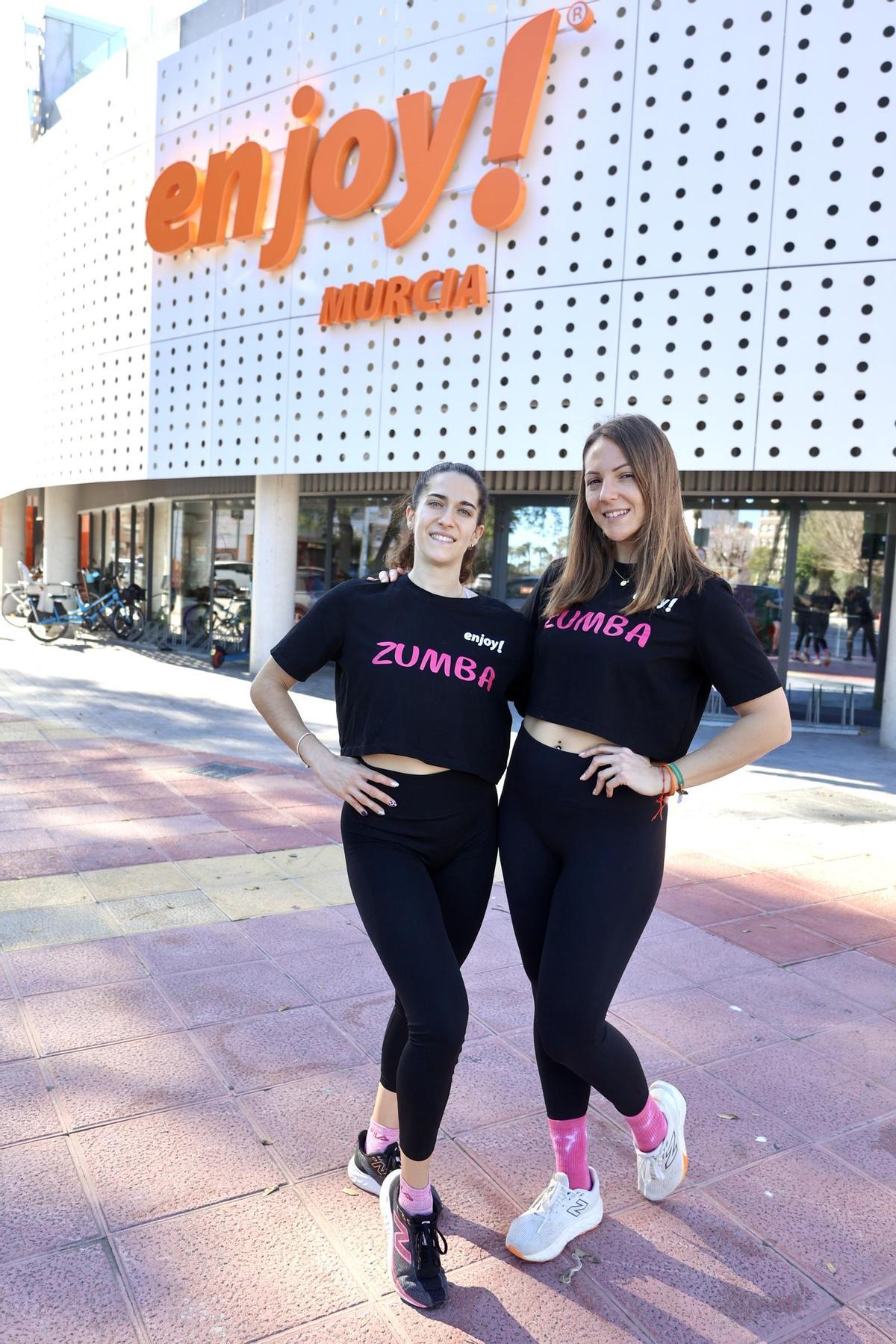 Susana y Esther, en la puerta de Enjoy