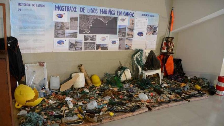 Uno de los trabajos se centró en la basura que llega a la costa de Cangas. // G.Núñez