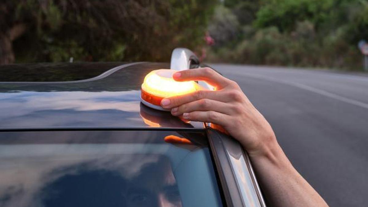 Correos ya vende las balizas V16 autorizadas por la DGT: así pueden comprarse.