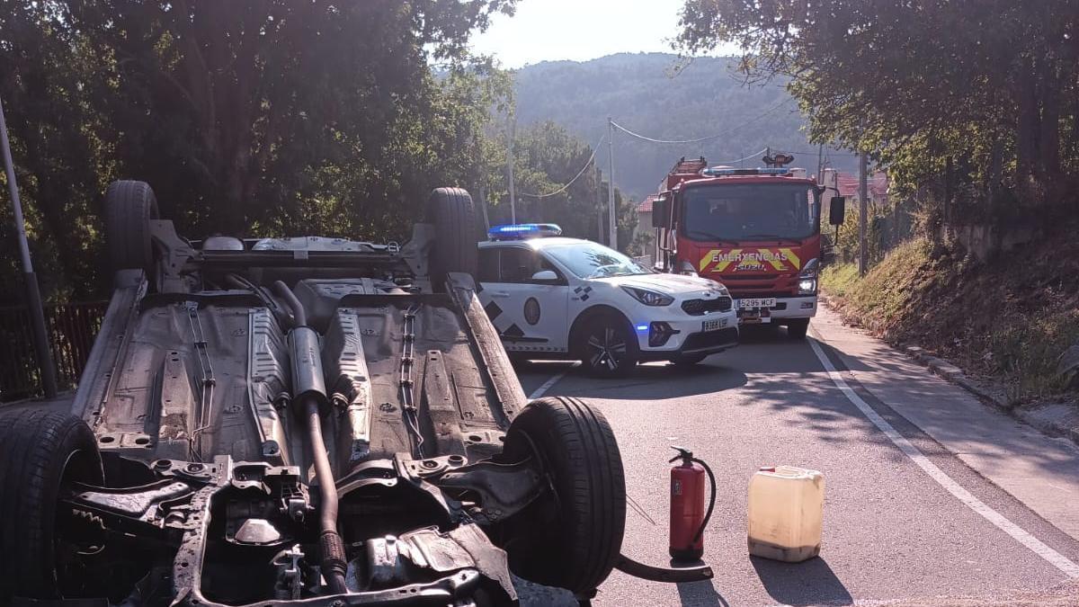 Vehículo siniestrado volcado en la carretera de O Hío