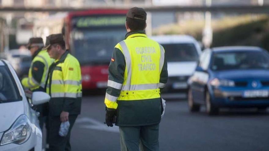 Agentes durante un control de alcohol en A Coruña.