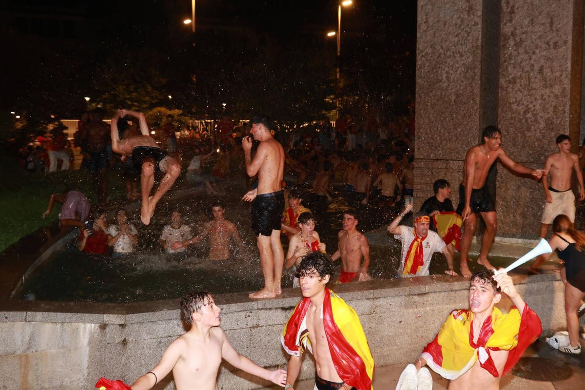 Aficionados de España celebran la victoria en el mundial de fútbol en la Praza de América.