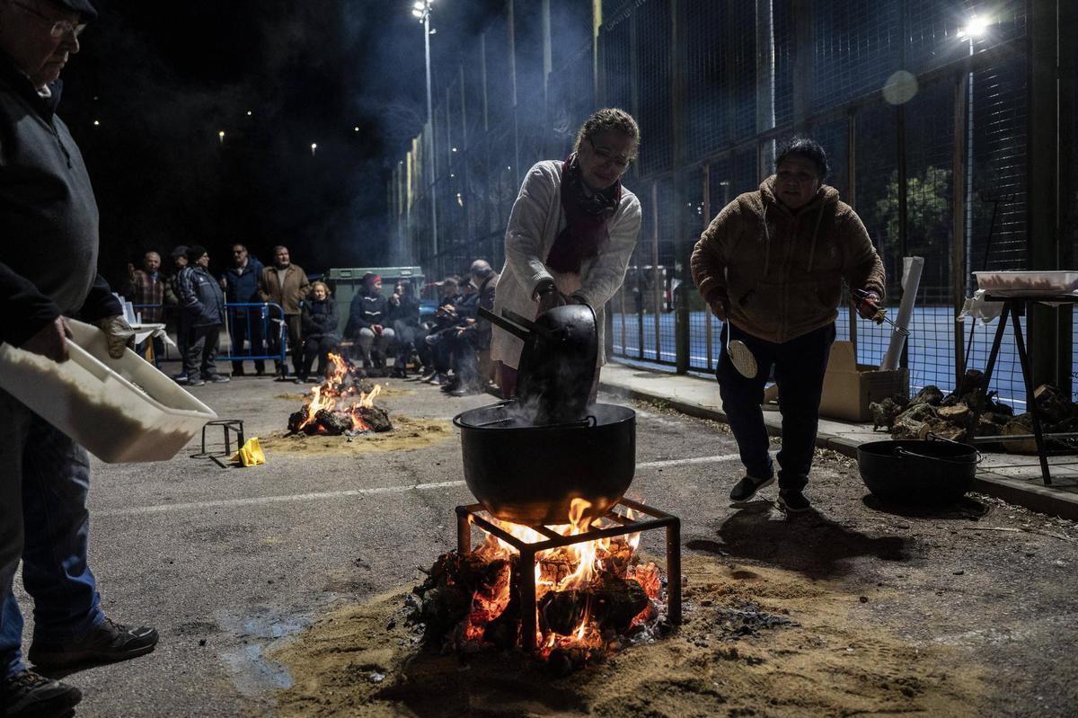 FOTOGALERÍA | Convivencia y migas en la barriada de San Francisco de Cáceres