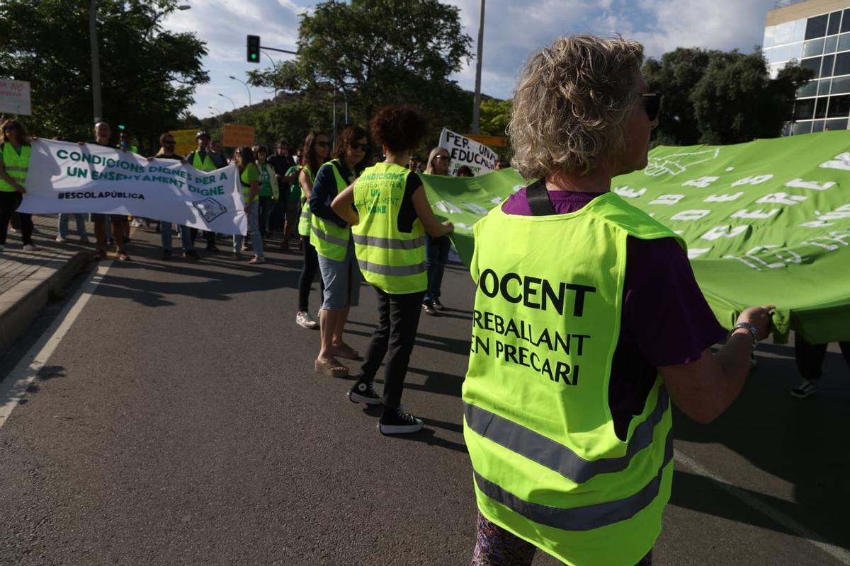 Huelga de docentes en Alicante: la manifestación llega a la Avenida de Dénia