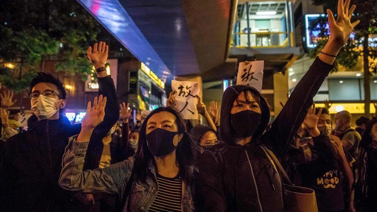 Un grupo de manifestantes celebran el triunfo electoral en Hong Kong.