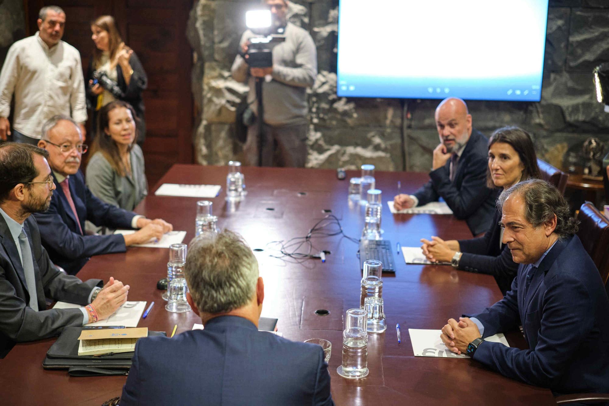 Reunión de responsables de Philip Morris con Ángel Víctor Torres