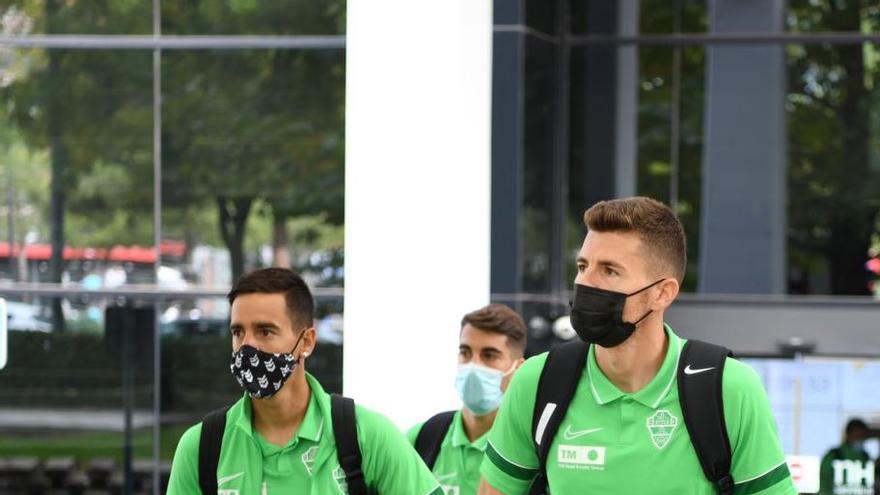 Gumbau, llegando al estadio de Vallecas, es una de las novedades en el once inicial