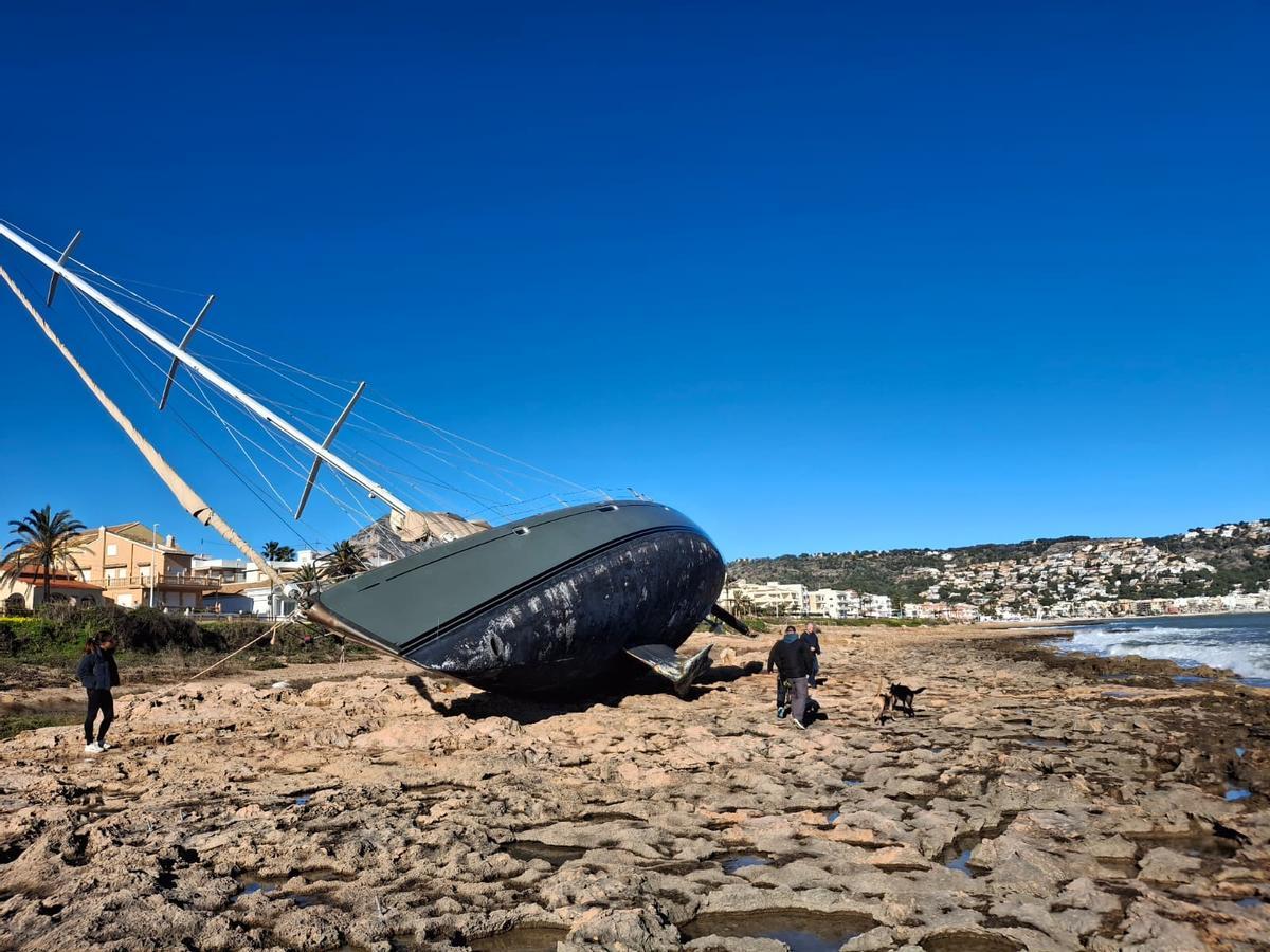 De encallado a requetencallado: las espectaculares imágenes del velero de Xàbia tras la borrasca Harris