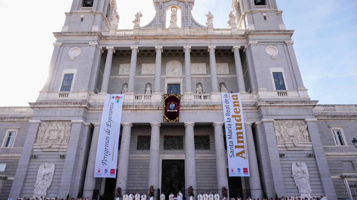 La catedral de La Almudena, engalanada con motivo de la eucarista por la festividad de la Virgen de la Almudena, patrona de Madrid, presidida por el cardenal Jos Cobo. EFE_Borja Snchez Trillo