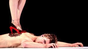 L’artista Lewis West aguanta el pes de la seva companya durant la representació de l’obra ’Circa’, a la Casa de l’Òpera de Sydney (Austràlia).