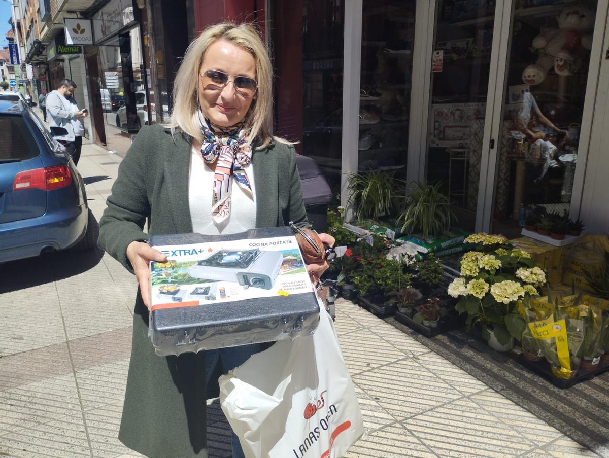 Gloria Guerras, con el hornillo comprado en Sama.