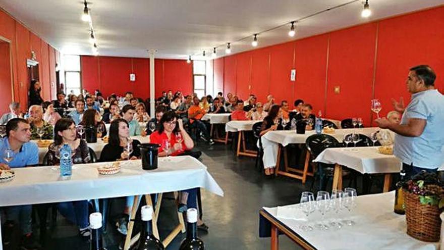 Carlos Gallego, de pie, explica a los participantes en la cata las características de un vino blanco malvasía.