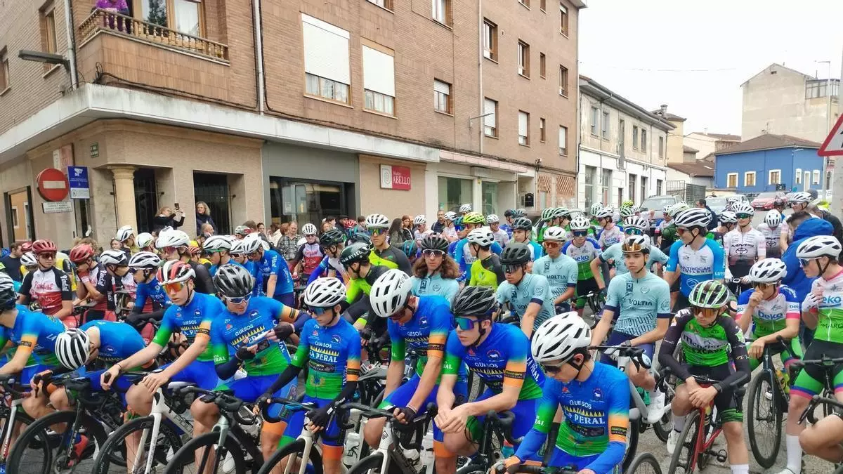 Pedaladas en vísperas de la Primera Flor: un centenar de ciclistas junior compiten en Grado en el Trofeo Santiago y Santa Ana