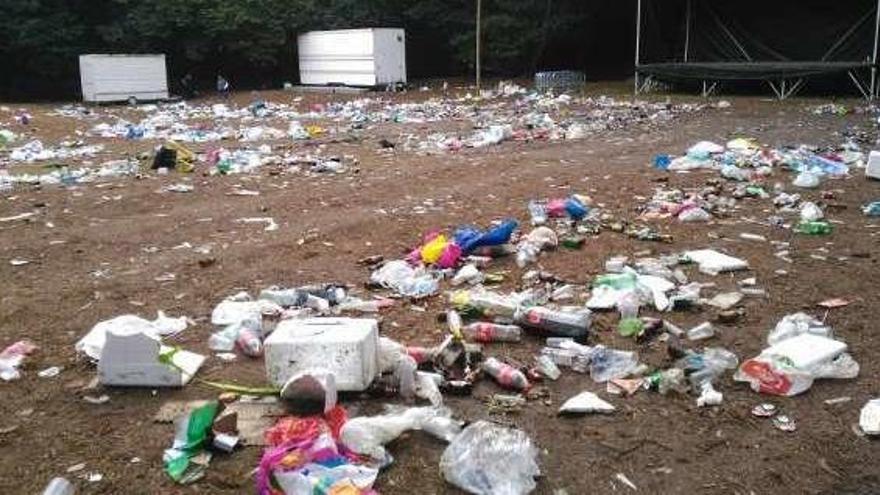 Basura en la alameda de Porcía tras la fiesta, en la mañana de ayer.