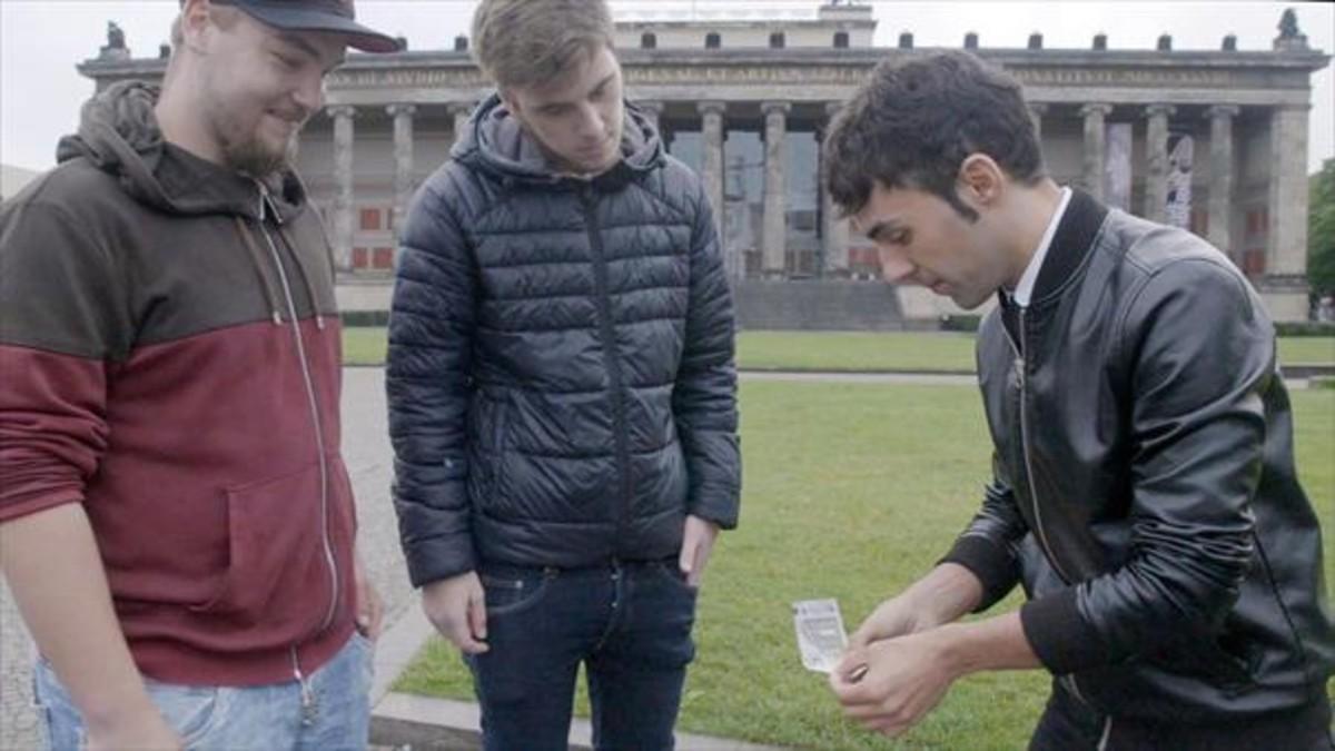 Antonio Díaz, Mago Pop, con las cartas en la mano.