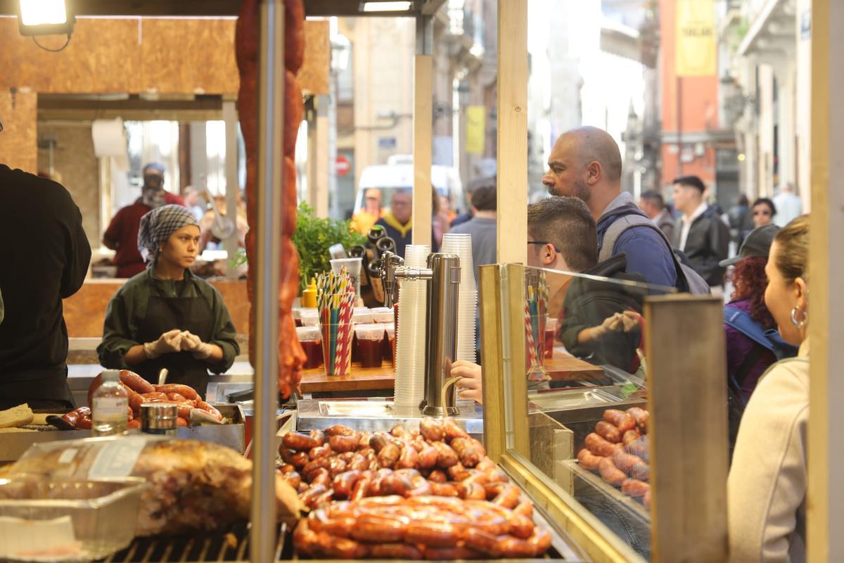 Puestos de comida en Fallas: el menú fallero con bocatas y asado