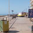 Punto en el que se han producido la emergencia en el extremo sur del paseo marítimo de Guardamar, en la playa centro, con la llegada de asistencia sanitaria.