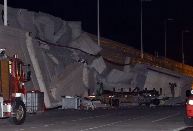 UN FERRY SE ESTRELLA EN EL MUELLE DE LAS PALMAS ...