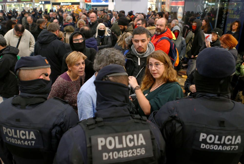 Protesta de los CDR en la estación de Sants