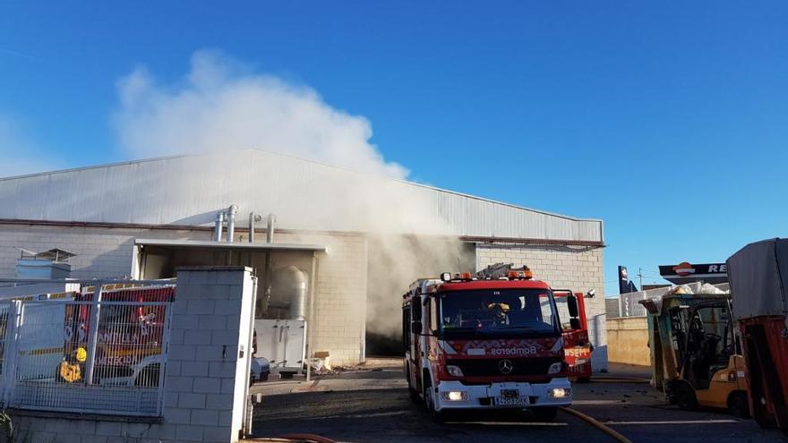 Los bomberos sofocan un virulento fuego en una fábrica textil de Banyeres