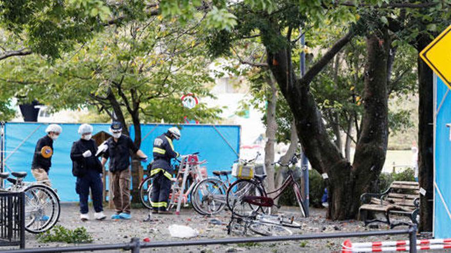 Policías en la zona donde ocurrió una de las explosiones.