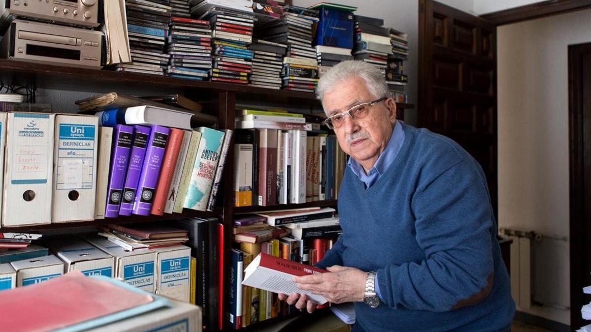 El historiador Josep Fontana en su casa
