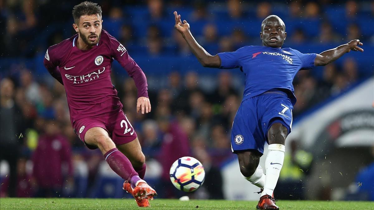 Bernardo Silva (Manchester City) y Kanté (Chelsea) persiguen un balón.