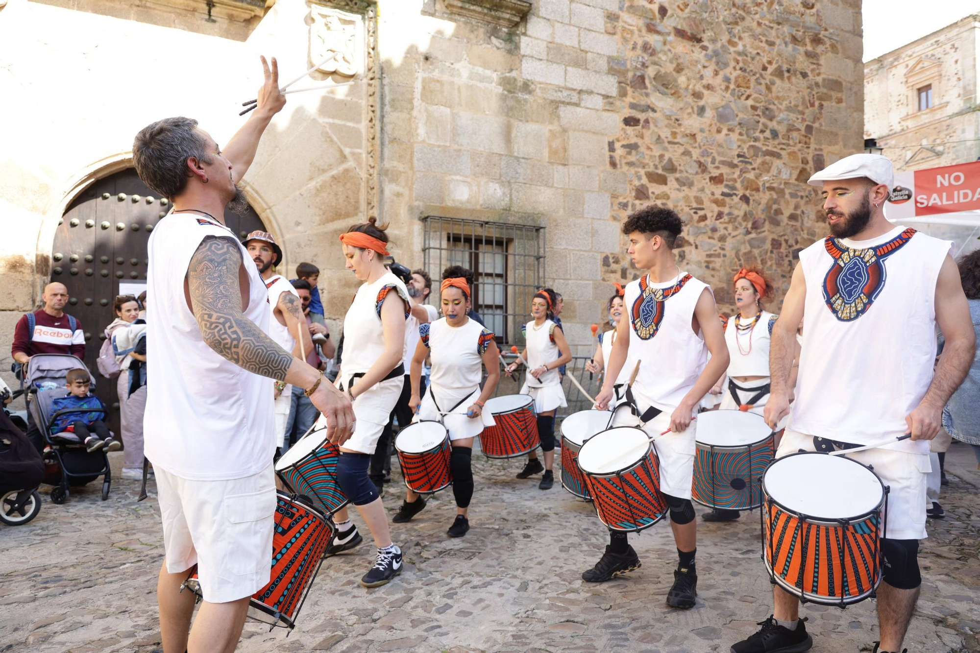 Las imágenes de este domingo de Womad en Cáceres: el pasacalles pone el broche final