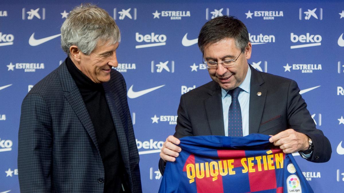 Setién junto a Josep María Bartomeu en enero de 2020 cuando se presentó como técnico del Barça.