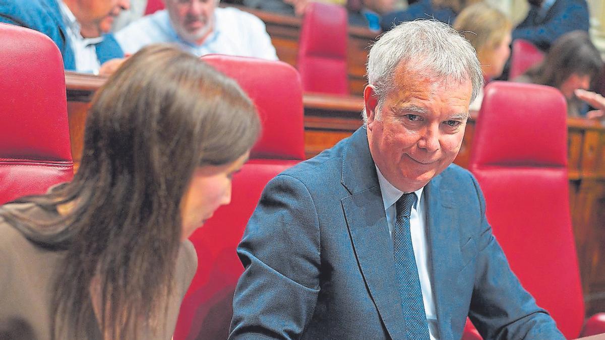 Nira Fierro, del grupo parlamentario socialista, habla con su correligionario Sebastián Franquis.