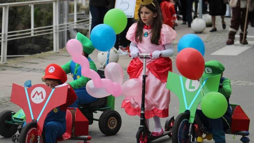 Niños desfilando en el Carnaval de Luarca de 2016.