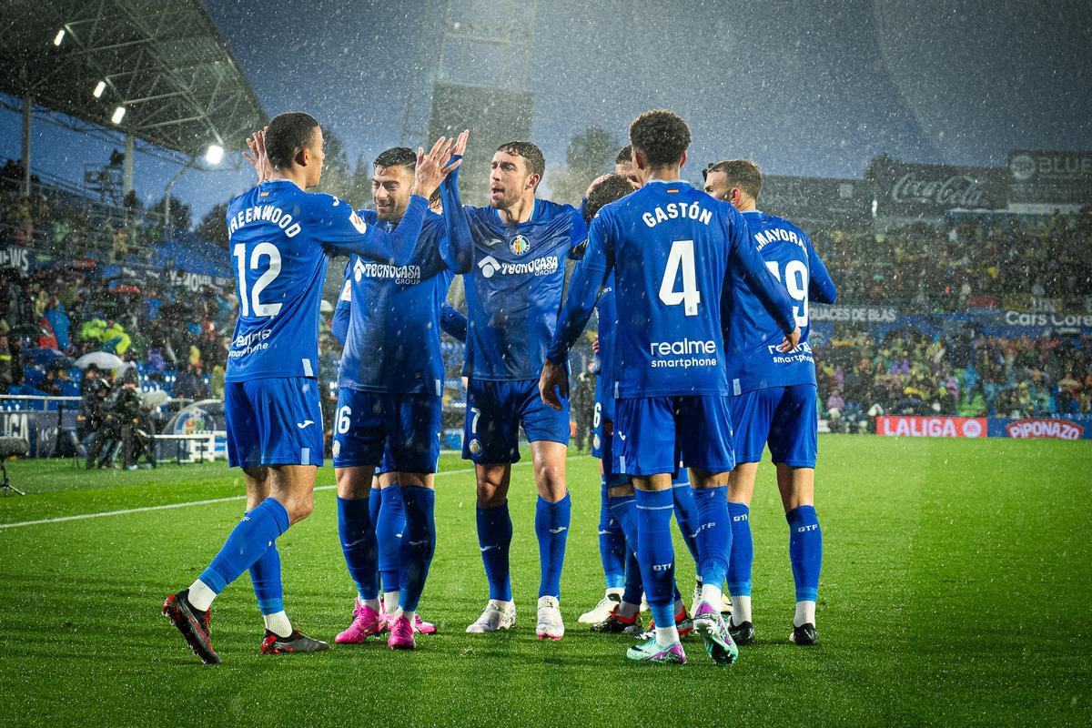 Mata (centro, de frente) celebra uno de los goles del Getafe a la UD, en marzo.