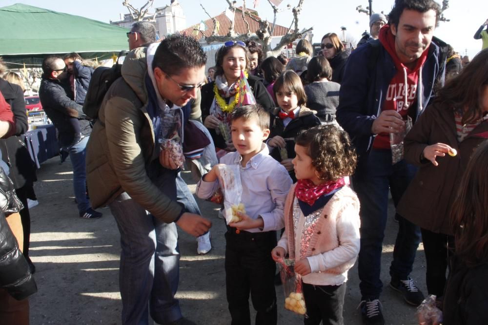 a Asociación de animación cultural "A Illa dos Ratos", en colaboración con el Concello de Cangas, ofreció este año, como novedad, las "precampanadas" destinadas a un público infantil