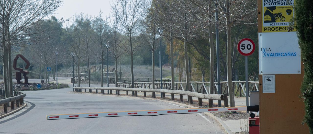 Acceso al interior del complejo de Isla de Valdecañas.