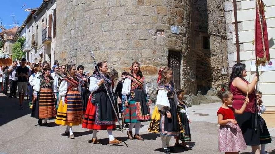 La indumentaria tradicional pudo verse en la procesión.