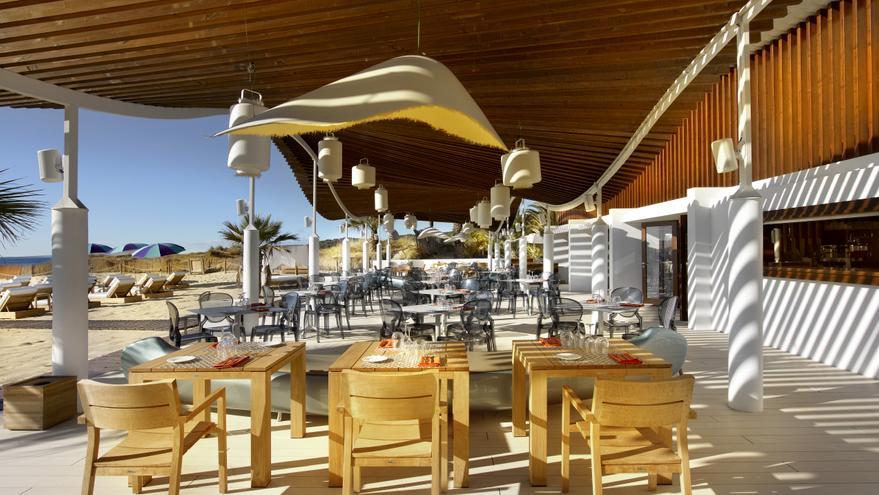 Disfruta de la gastronomía en esta playa de ibiza como una auténtica estrella del rock