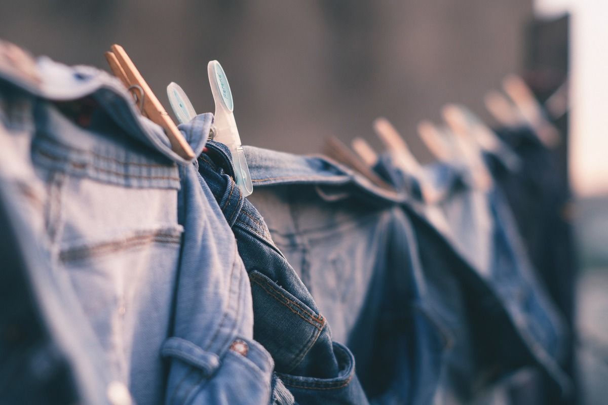 Tendederos eléctricos: la solución para secar la ropa en los días