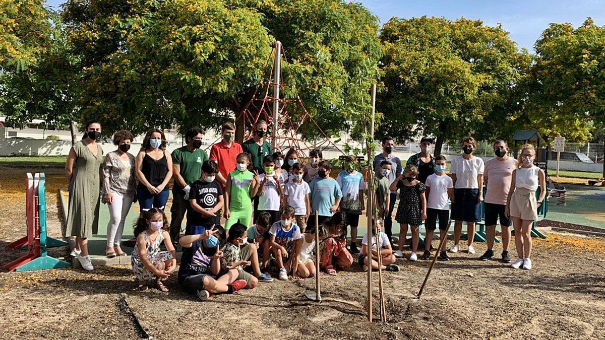 Imagen del momento de la plantación con los alumnos de Infantil y Primaria.