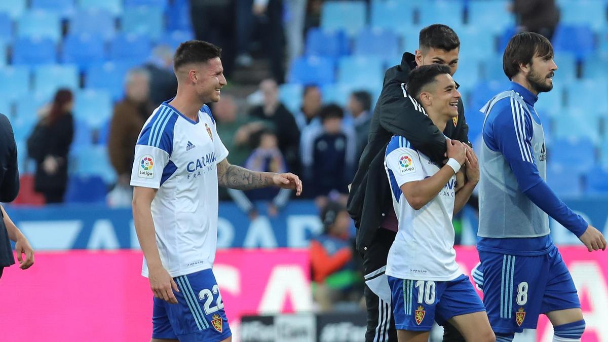 Vigaray, sonriente tras Ratón, Bermejo y eugeni al final del partido.