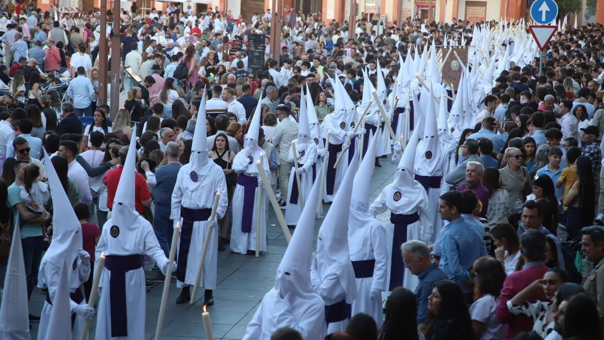 La Misericordia, una de las hermandades que cuenta con más nazarenos en su estación de penitencia.