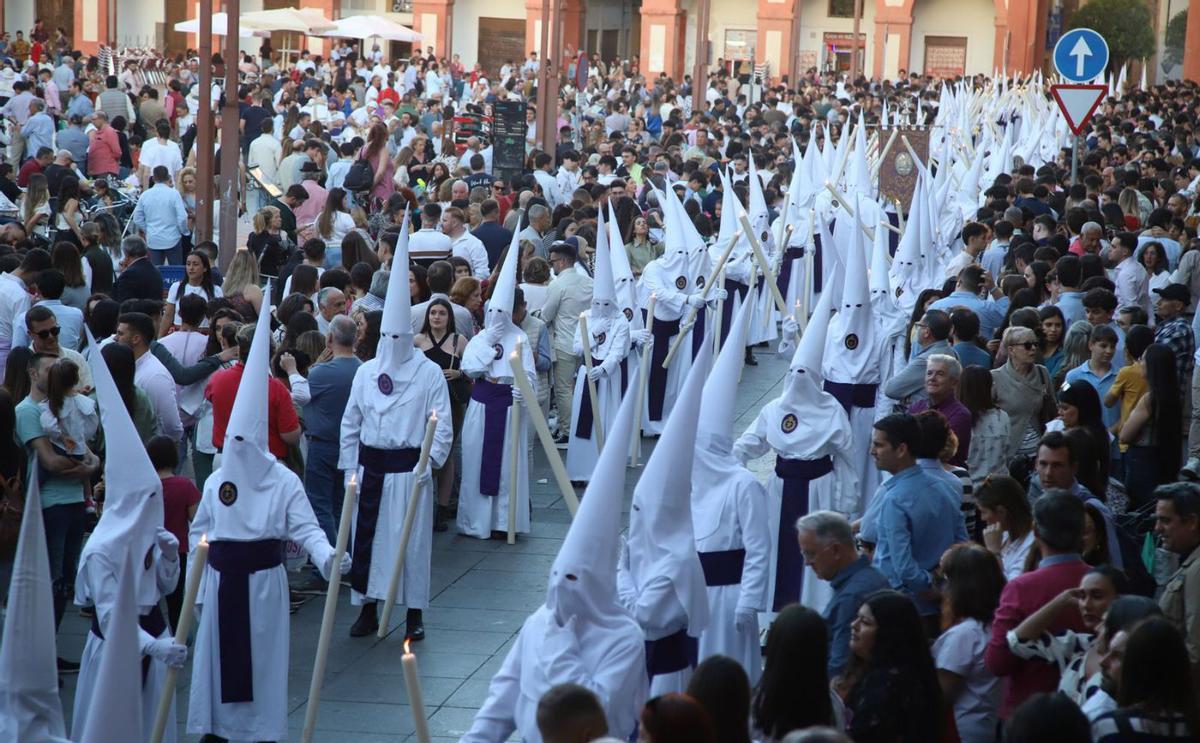 La Misericordia, una de las hermandades que cuenta con más nazarenos en su estación de penitencia. | MANUEL MURILLO