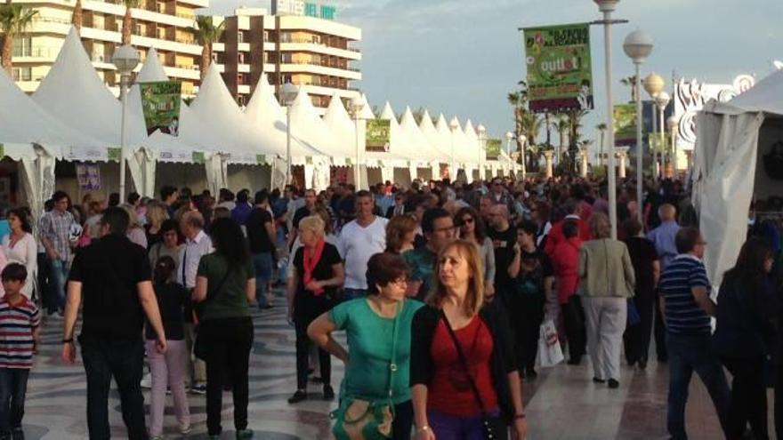 Feria Outlet en la plaza del Puerto de Alicante