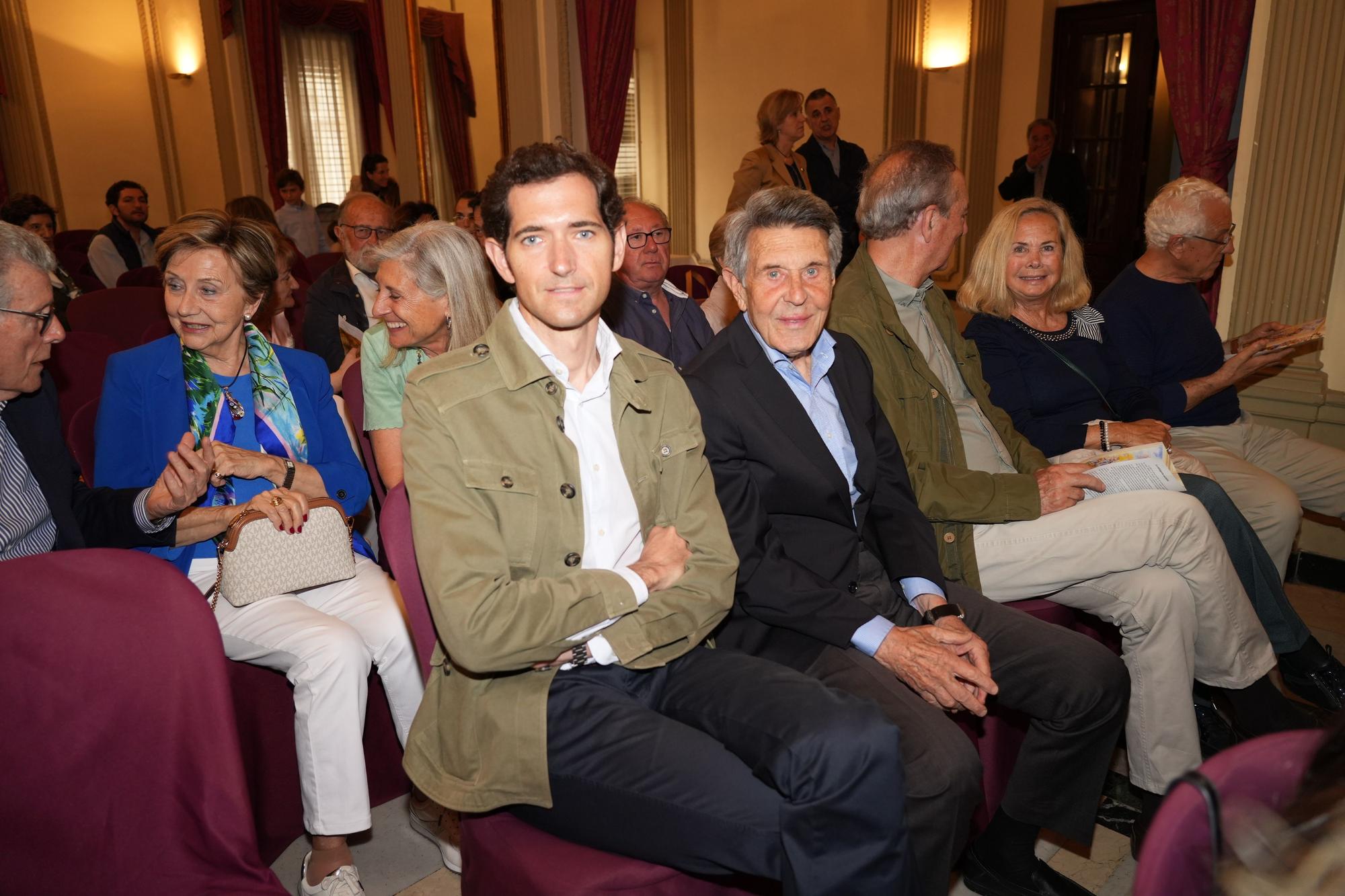 El pintor Forner entrega su retrato al maestro Tebar en el Casino Antiguo de Castelló