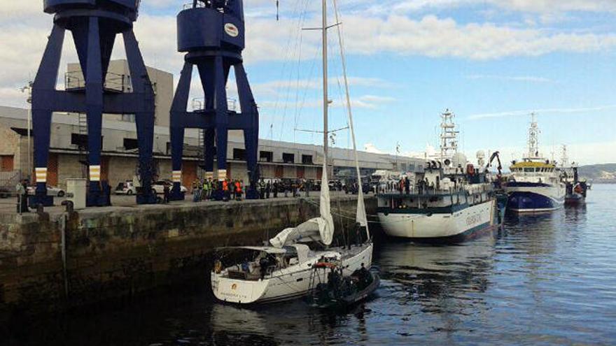 El velero que carga 800 kilos de cocaína, atracado en el puerto de Vigo // Marta G. Brea