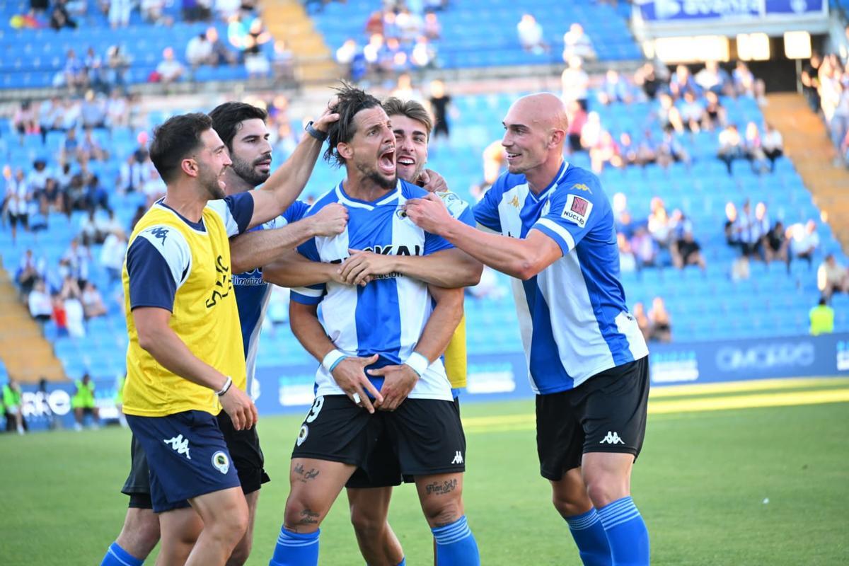 Fran Sol festeja el 1-0 frente al Nàstic que anotó de cabeza en Alicante en el último partido de la temporada.