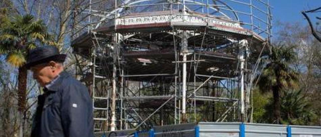 Estado actual de las obras de restauración del quiosco del Bombé, paradas desde febrero del año pasado.