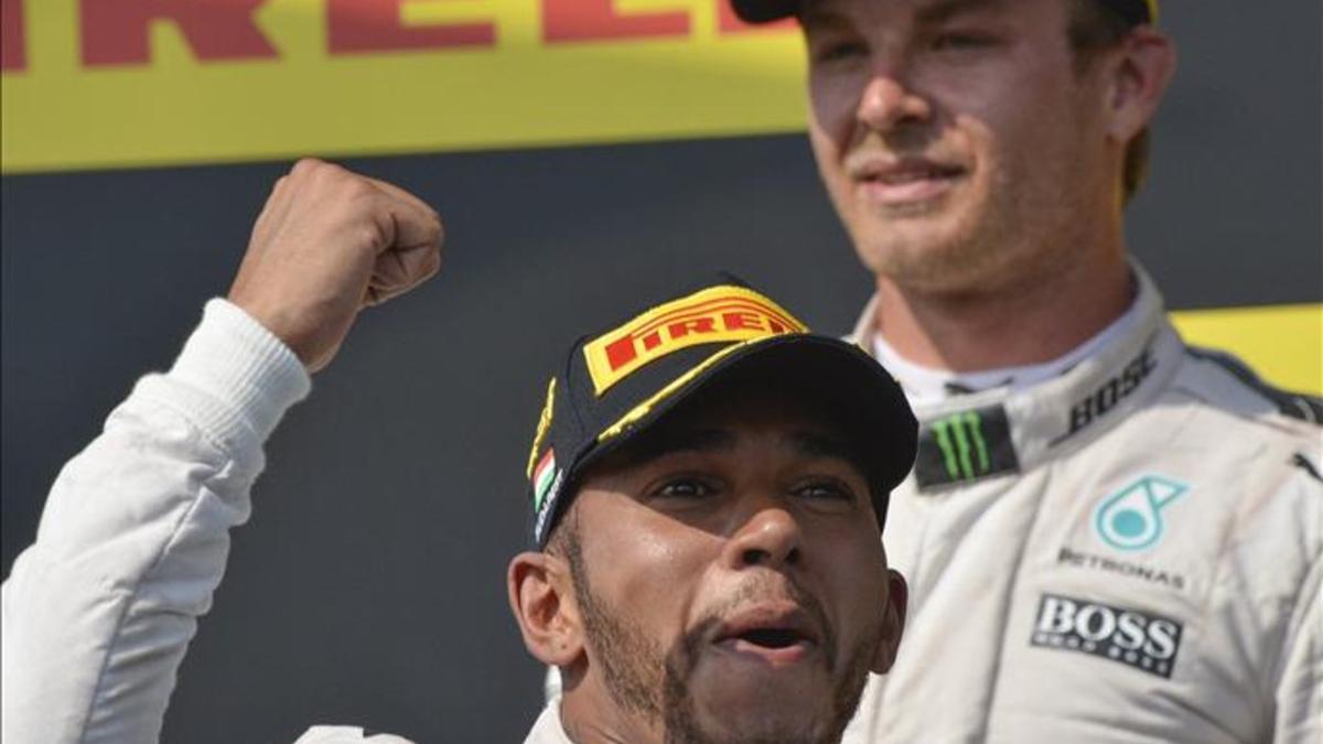 Rosberg no ocultaba su disgusto en el podio, ante la euforia de Hamilton