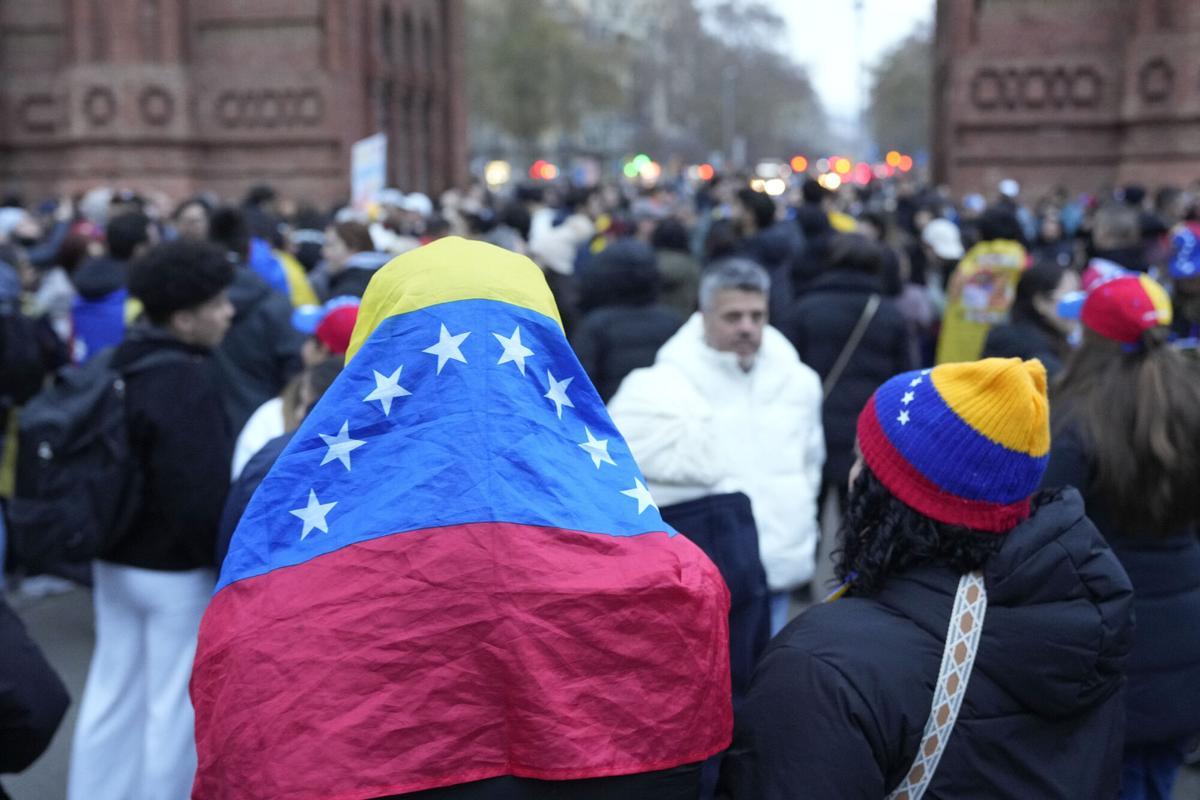 Concentración de la comunidad de Venezuela en Barcelona tras el ataque militar de EE.UU y la detención del presidente venezolano, Nicolás Maduro, y su mujer, Cilia Flores. EFE/ Alejandro García