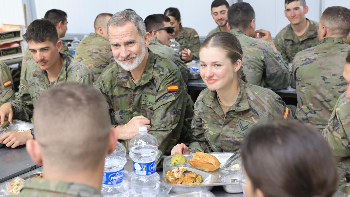 El rey Felipe VI y la infanta Leonor de Boerbón, en las maniobras de los alumnos de la Academia General Militar en el Centro Nacional de Adiestramiento de San Gregorio